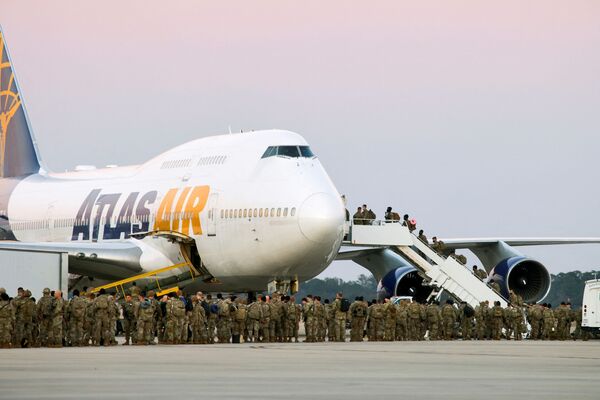 سربازان آمریکایی در کنار هواپیما برای انتقال به اروپا. - اسپوتنیک افغانستان  