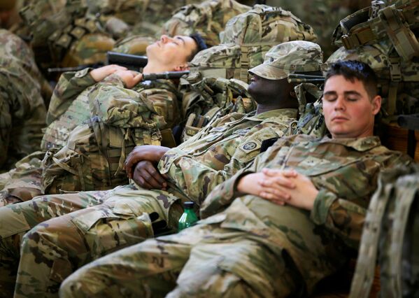 سربازان در حال استراحت در کارولینای شمالی قبل از اعزام به اروپا. - اسپوتنیک افغانستان  
