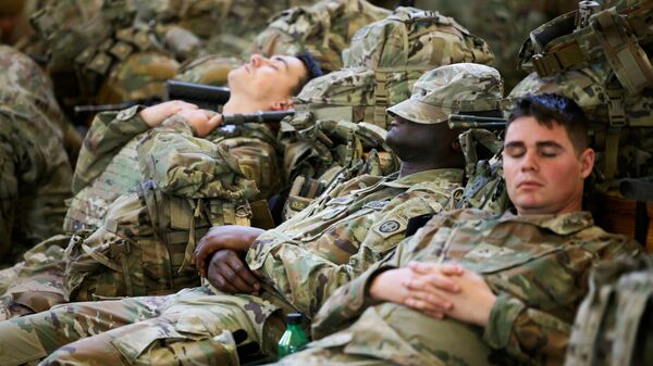 Американские солдаты в ожидании самолета до Европы в Северной Каролине  - اسپوتنیک افغانستان  
