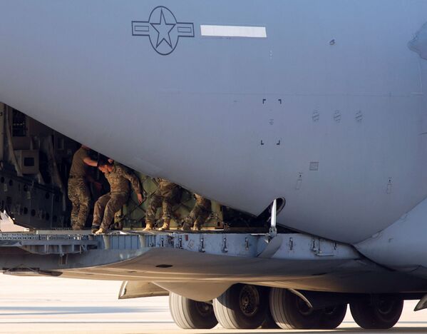 سربازان در کنار هواپیما برای انتقال به اروپا. - اسپوتنیک افغانستان  