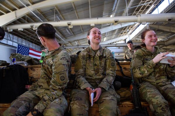 سربازان در حال استراحت در کارولینای شمالی قبل از اعزام به اروپا. - اسپوتنیک افغانستان  