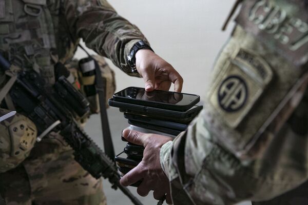 سربازان در حال انگشت نگاری در کارولینای شمالی قبل از اعزام به اروپا. - اسپوتنیک افغانستان  