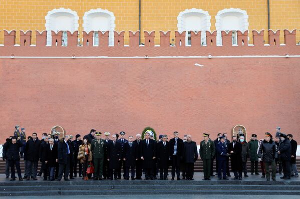 رئیس جمهور برزیل، جايير بولسونارو و دیگر مقامات در مراسم اهدای تاج گل در مقبره سرباز گمنام در کنار دیوار کرملین در مسکو، روسیه - اسپوتنیک افغانستان  