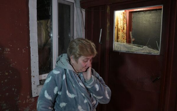  ساکن خانه ای در دونتسک که مورد اصابت گلوله قرار گرفته است. - اسپوتنیک افغانستان  