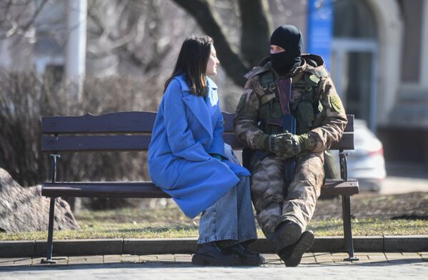 نظامی و دوستش در کوچه ای در دونتسک در حال گفتگو. - اسپوتنیک افغانستان  