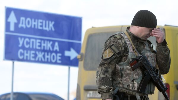 Военнослужащий ДНР у контрольно-пропускного пункта Успенка в Донецкой области - اسپوتنیک افغانستان  