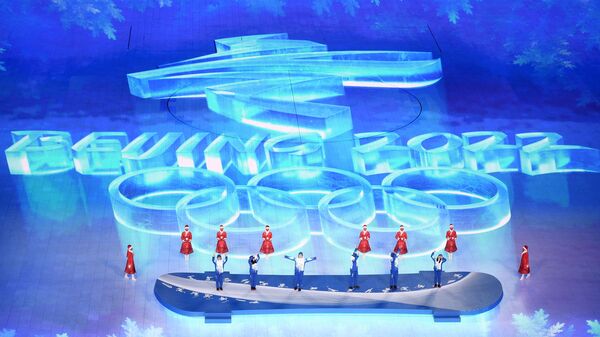 Волонтеры на церемонии закрытия XXIV зимних Олимпийских игр в Пекине - اسپوتنیک افغانستان  