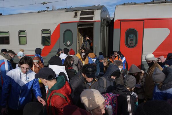 ورود ساکنان دونباس به ایستگاه راه آهن ورونژ.قرار است  این افراد در کمپ های کودکان  برای اسکان موقت مستقرشوند. - اسپوتنیک افغانستان  