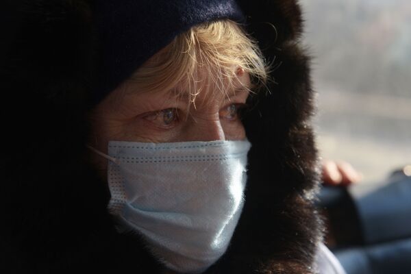 زنی از ساکنان دونباس هنگام ورود به روسیه. - اسپوتنیک افغانستان  