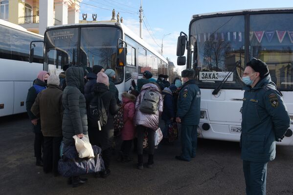 ساکنان دونباس در بس هایی که پناهجویان با آنها به اقامتگاه های موقت منتقل می شوند. قرار است این افراد در کمپ های کودکان در مراکز اسکان موقت مستقرشوند. - اسپوتنیک افغانستان  