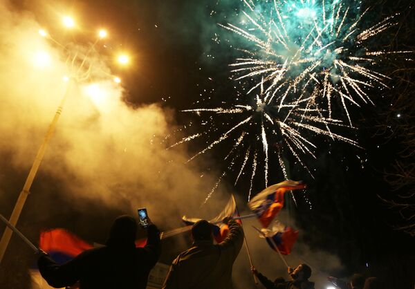 مردم دو جمهوری دونتسک و لوهانسک برسمیت شناخته شدن جمهوری های خود را جشن گرفتند. آتشبازی آسمان را روشن کرده است. - اسپوتنیک افغانستان  
