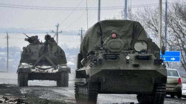 Российская военная техника движется по дороге у границы с Украиной в Белгородской области, Россия - اسپوتنیک افغانستان  