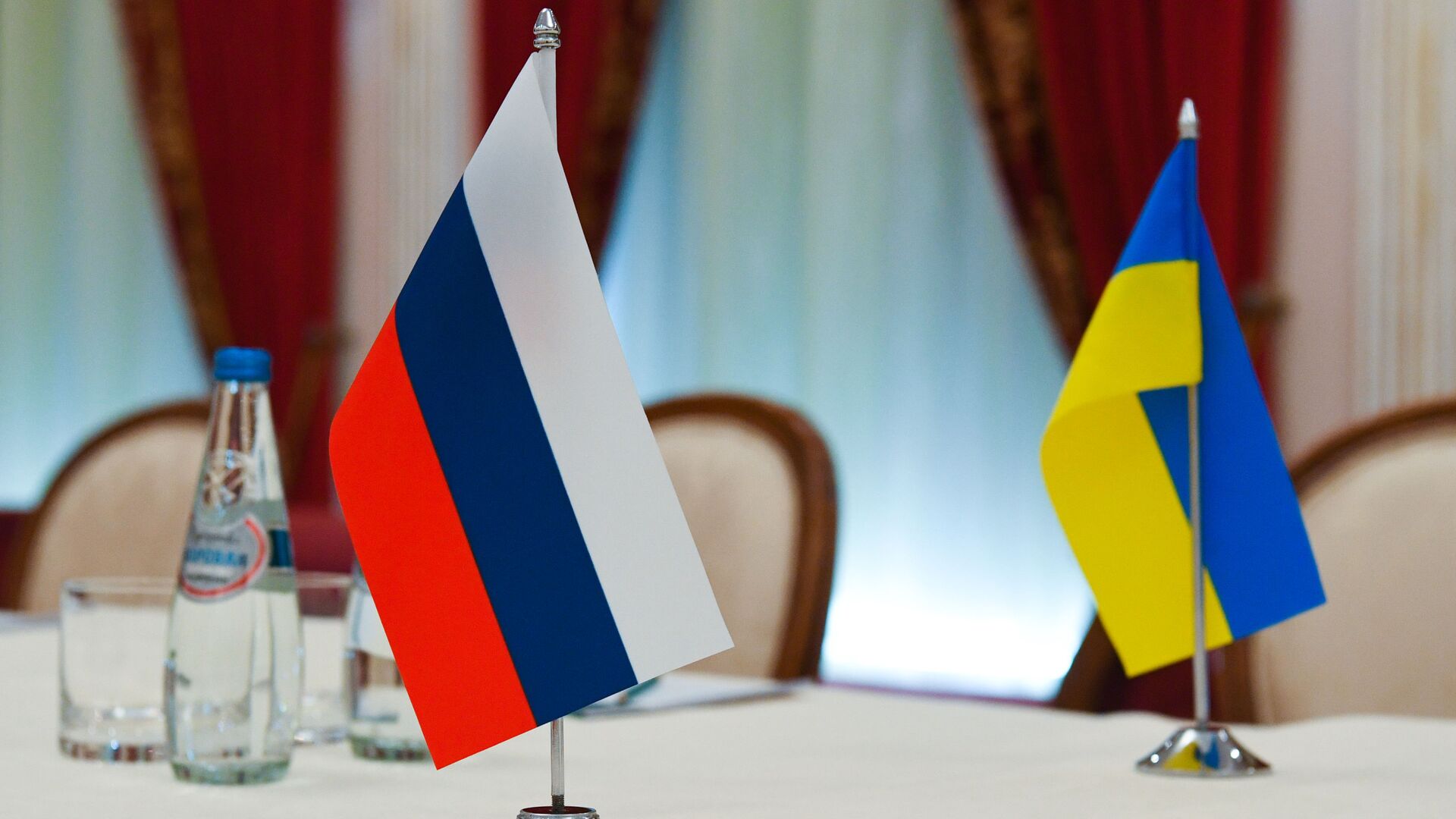 Флаги России и Украины в зале, где пройдут переговоры - اسپوتنیک افغانستان  , 1920, 16.03.2022