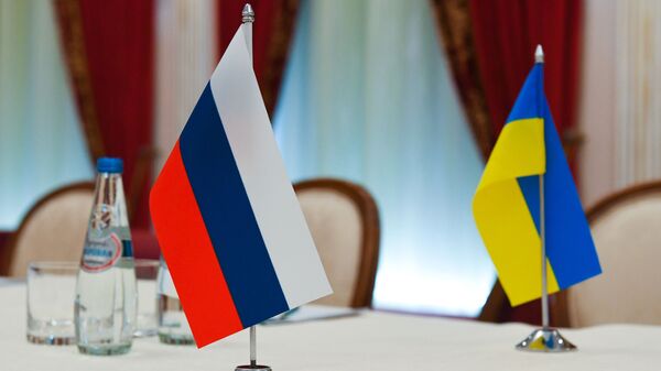 Флаги России и Украины в зале, где пройдут переговоры - اسپوتنیک افغانستان  