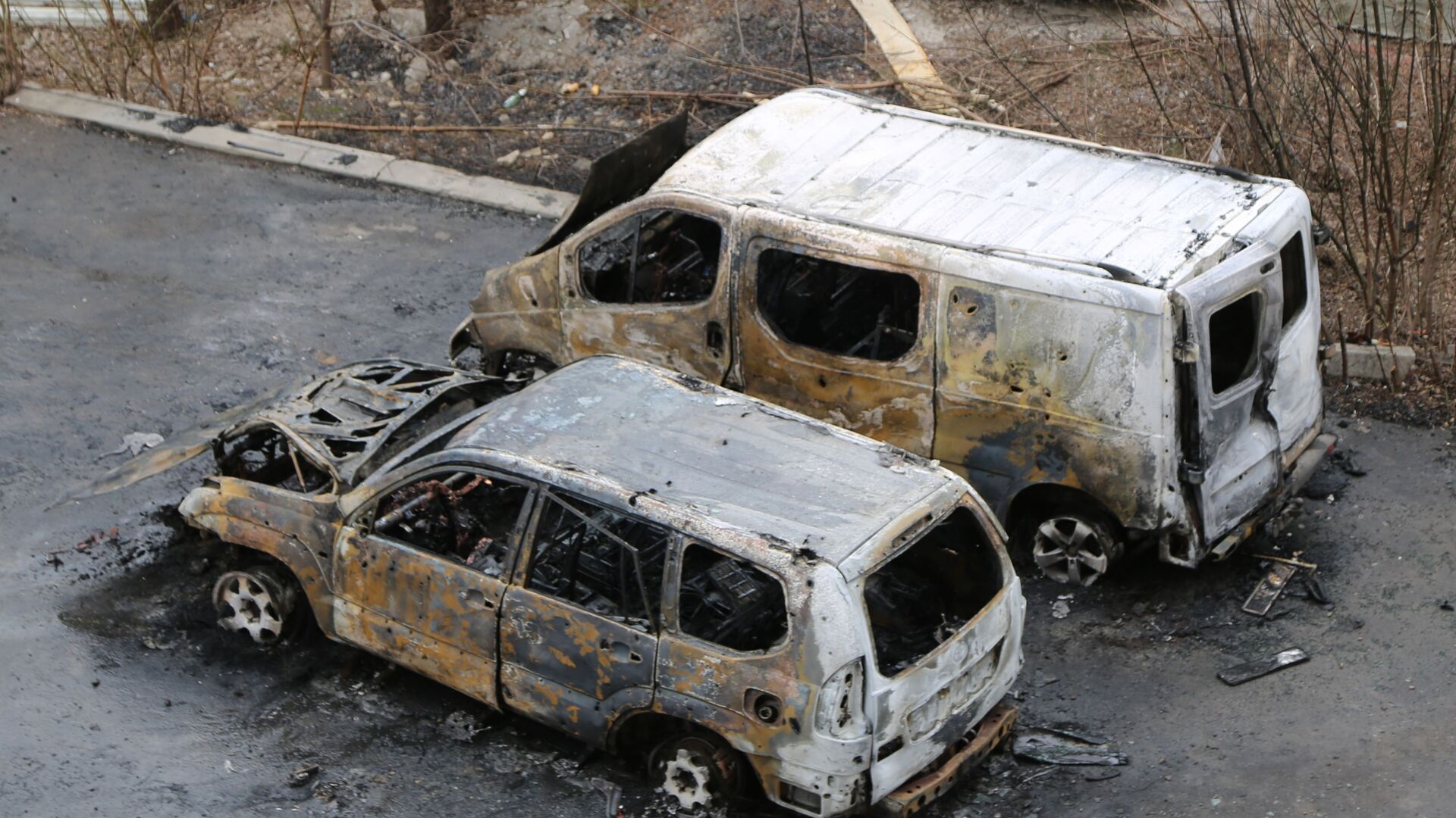 Сгоревшие автомобили во дворе многоэтажного жилого дома в Донецке, поврежденного в результате обстрела - اسپوتنیک افغانستان  , 1920, 28.04.2023