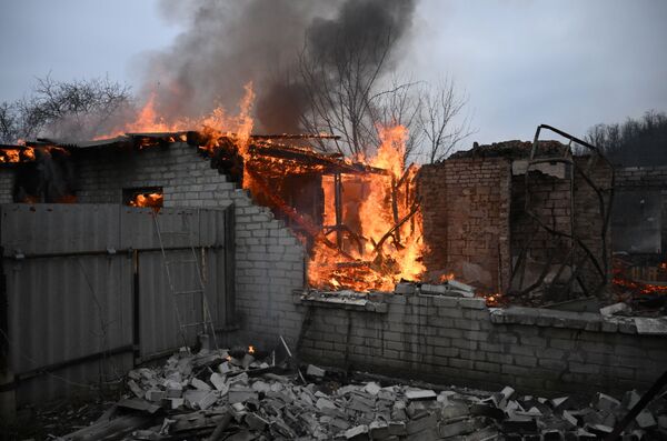 آتش سوزی در خانه ای در دونتسک که مورد گلوله باران قرار گرفته است. - اسپوتنیک افغانستان  