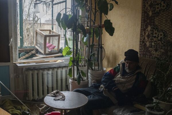 مردی در آپارتمان خود در جمهوری خلق لوهانسک. - اسپوتنیک افغانستان  