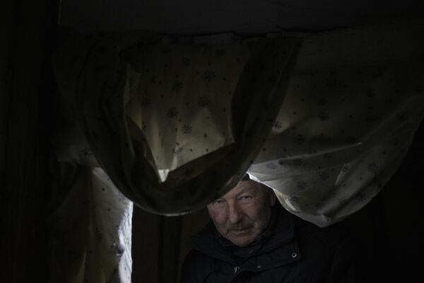 مردی در زیرزمین یک ساختمان آپارتمانی  در جمهوری خلق لوهانسک. - اسپوتنیک افغانستان  