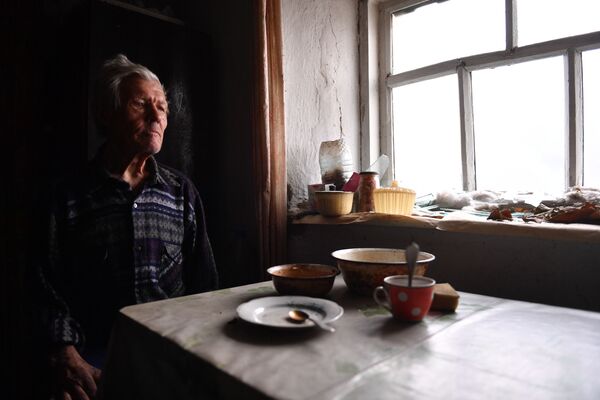 یکی از اهالی روستای پیشچویک که تحت کنترل نیروهای جمهوری خلق دونتسک قرار دارد. - اسپوتنیک افغانستان  
