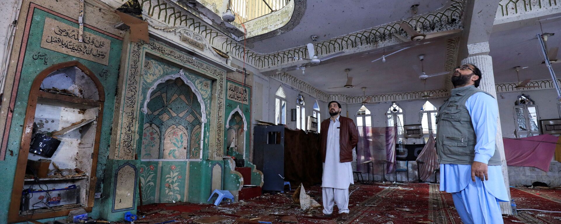 Люди стоят среди повреждений в молитвенном зале после взрыва бомбы в Пешаваре, Пакистан - اسپوتنیک افغانستان  , 1920, 05.03.2022