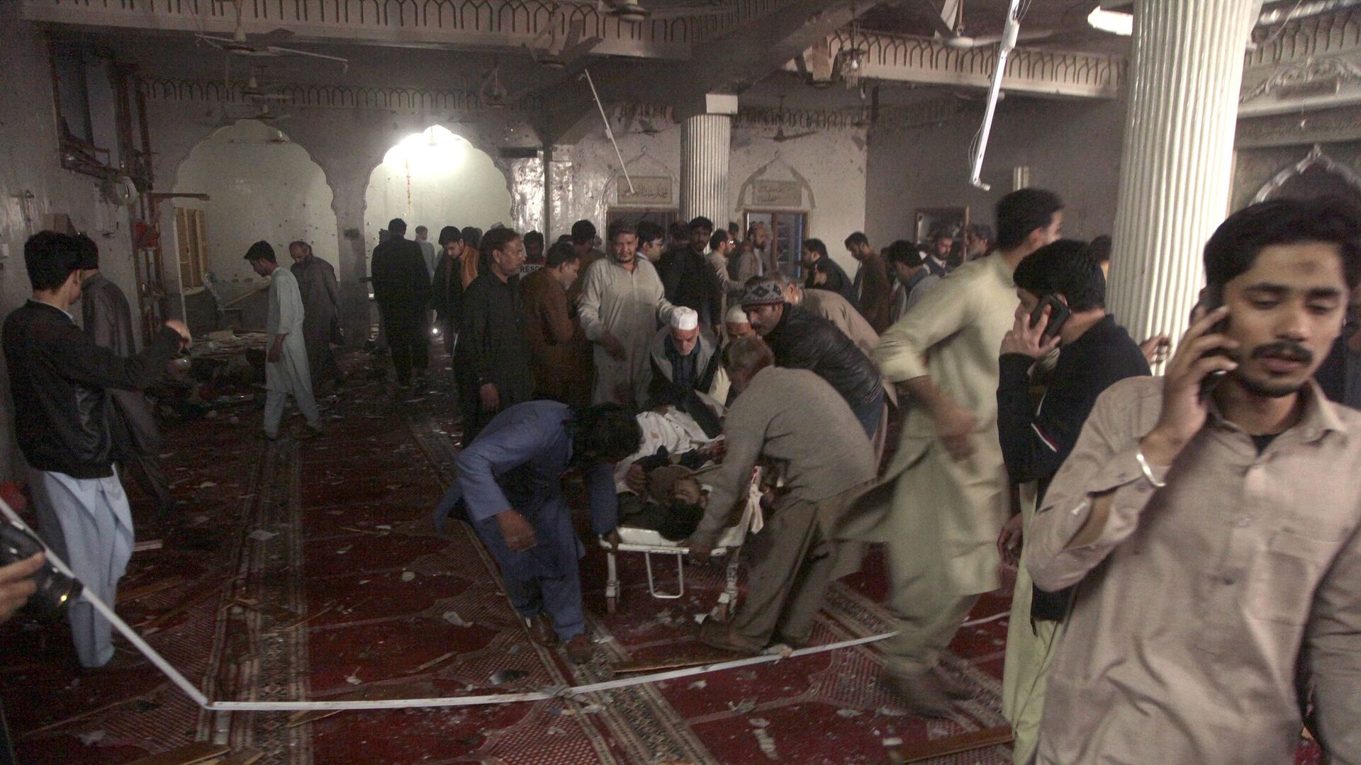 На месте взрыва бомбы во время пятничной молитвы в мечети пакистанского Пешавара - اسپوتنیک افغانستان  , 1920, 03.10.2023