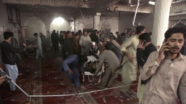 На месте взрыва бомбы во время пятничной молитвы в мечети пакистанского Пешавара - اسپوتنیک افغانستان  