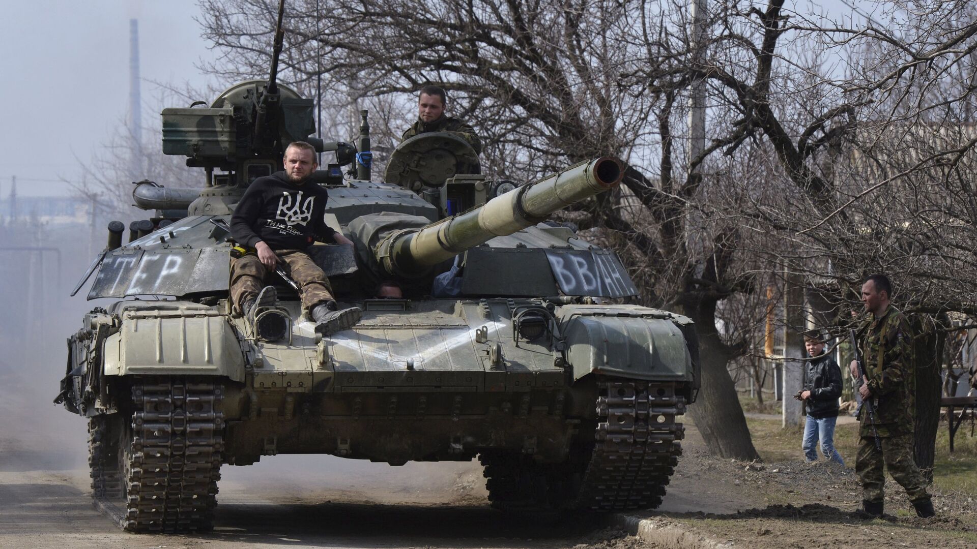 Украинские военные на танке в Донецкой области  - اسپوتنیک افغانستان  , 1920, 06.03.2022
