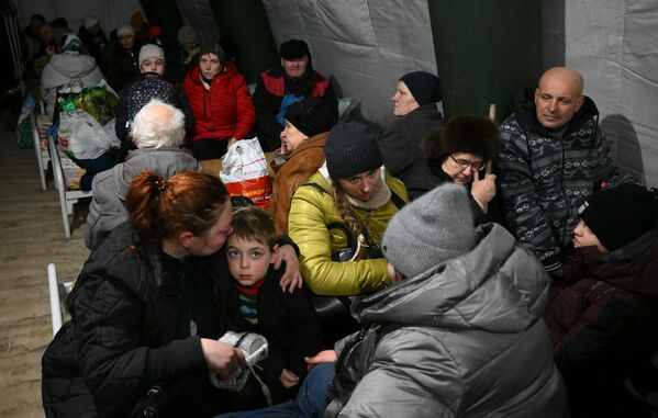 ناهندگان ماریوپل که با وجود گلوله باران توانستند شهر را ترک کنند - اسپوتنیک افغانستان  