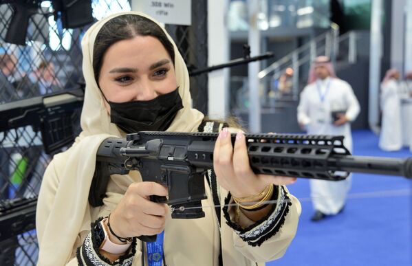 یک زن بازدید کننده از اولین نمایشگاه صنایع دفاعی جهان در عربستان سعودی - اسپوتنیک افغانستان  