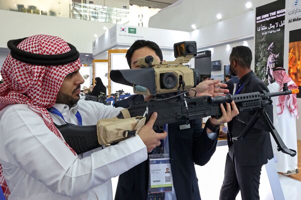 بازدید کنندگان اولین نمایشگاه صنایع دفاعی جهان در عربستان سعودی - اسپوتنیک افغانستان  