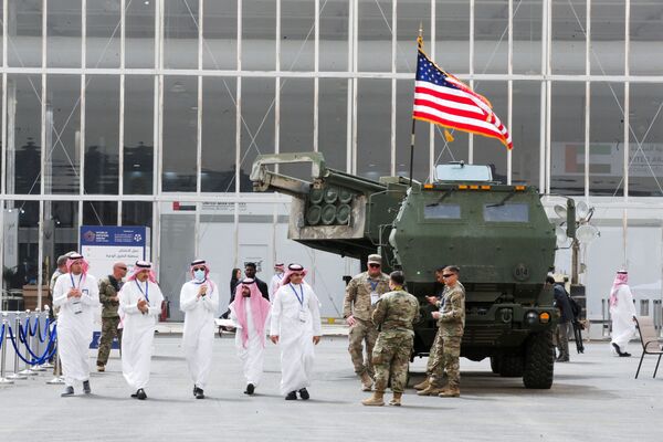 مردان سعودی در حال قدم زدن در نزدیکی یک سیستم دفاعی ارتش ایالات متحده که در نمایشگاه دفاع جهانی در ریاض، عربستان سعودی،به نمایش گذاشته شده است، - اسپوتنیک افغانستان  