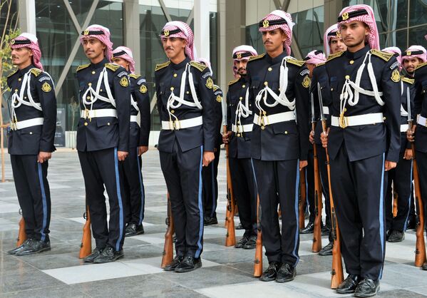 سربازان گارد افتخار نیروهای مسلح پادشاهی عربستان سعودی در افتتاحیه نمایشگاه جهانی دفاع 2022 در ریاض. - اسپوتنیک افغانستان  
