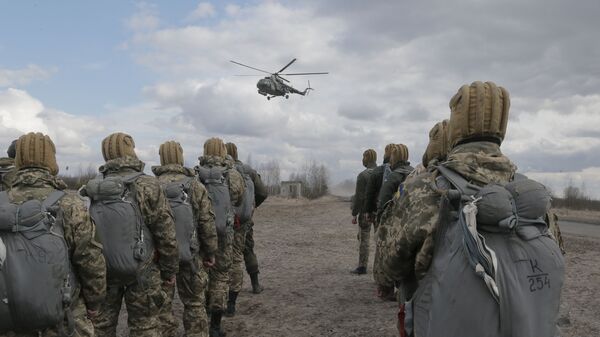 Солдаты украинской армии выполняют военные учения на полигоне под Житомиром, Украина - اسپوتنیک افغانستان  