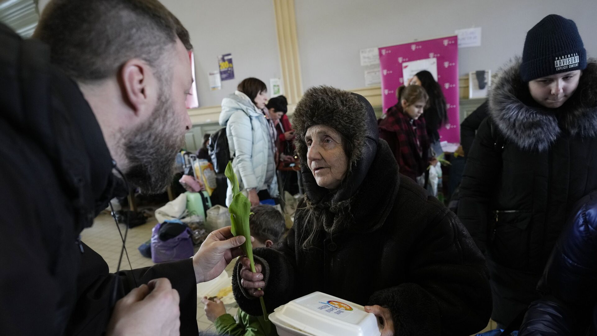 Польский католический священник раздает тюльпаны женщинам, бежавшим из Украины, в честь Международного женского дня на вокзале в Перемышле, Польша - اسپوتنیک افغانستان  , 1920, 11.03.2022