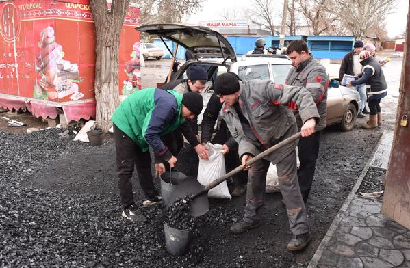 ساکنان محلی زغال سنگ را در روستای تالاکوفکا در جمهوری خلق دونتسک بارگیری می کنند. - اسپوتنیک افغانستان  