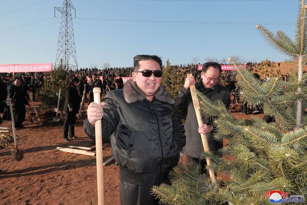 رهبر کوریای شمالی در حال کاشت درخت با شرکت کنندگان دومین کنفرانس دبیران کمیته های اولیه حزب کارگران کره (WPK)، 2 مارچ 2022 میلادی - اسپوتنیک افغانستان  