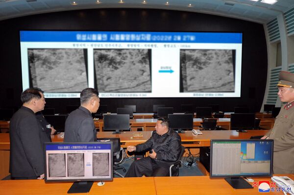 در این عکس که در 10 مارچ سال روان میلادی توسط خبرگزاری مرکزی کوریای شمالی (KCNA) منتشر شد، اون، اداره ملی توسعه هوافضای کشور را پس از آزمایش های اخیر سیستم ماهواره‌ای در پیونگ یانگ بازرسی می‌کند. - اسپوتنیک افغانستان  