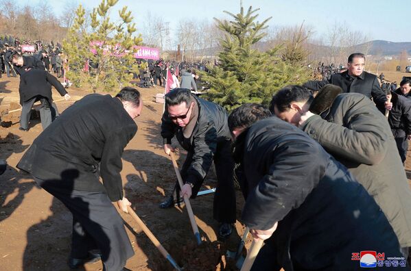 رهبر کوریای شمالی در حال کاشت درخت با شرکت کنندگان دومین کنفرانس دبیران کمیته های اولیه حزب کارگران کره (WPK)، 2 مارچ 2022 میلادی  - اسپوتنیک افغانستان  