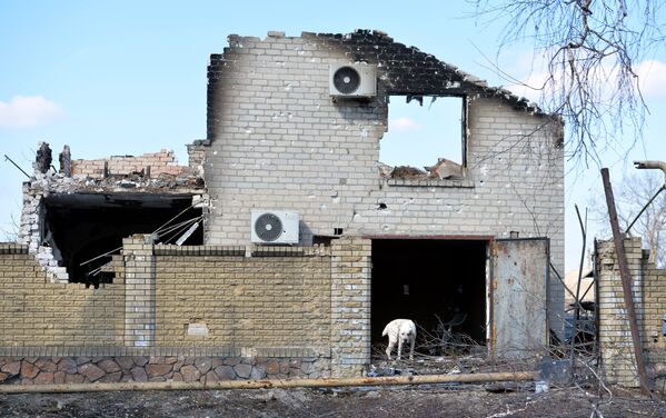 گاراژ که مورد حمله و آتشباری نیروهای اوکراینی قرار گرفته بود. - اسپوتنیک افغانستان  