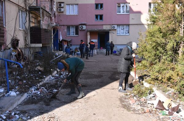 پاکسازی محوطه ساختمان از باقیمانده های آتشباری که توسط نیروهای اوکراین انجام شده بود. - اسپوتنیک افغانستان  