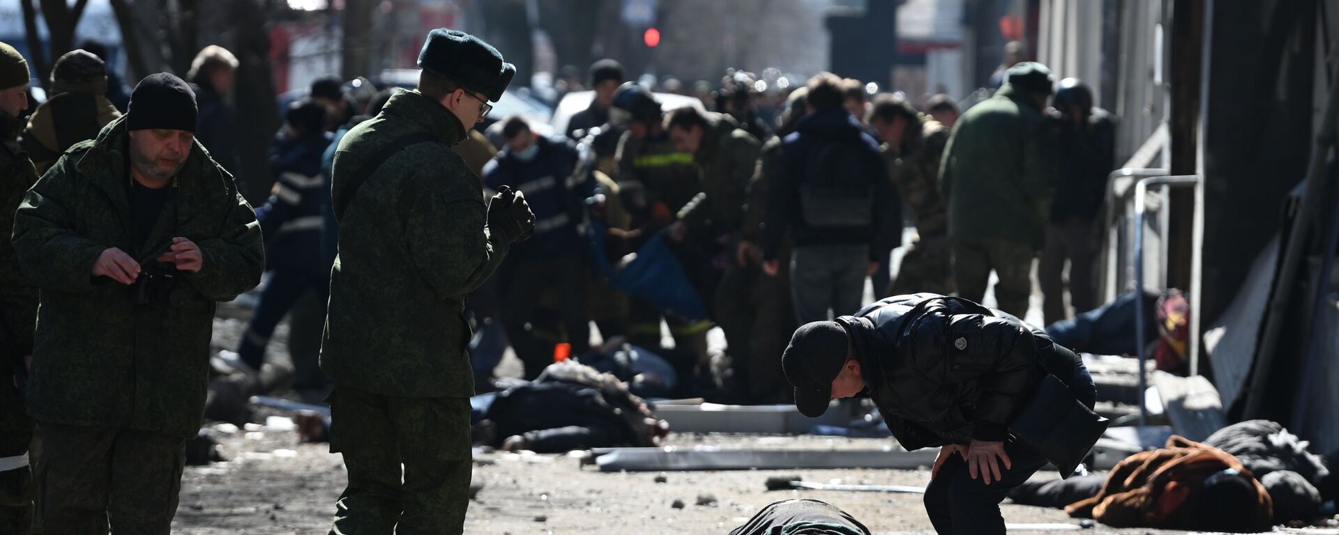 Тела горожан, погибших при взрыве в центре Донецка - اسپوتنیک افغانستان  , 1920, 03.04.2022