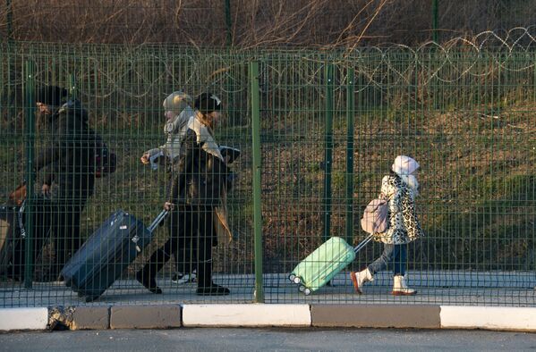 پناهجویان از منطقه خرسون در ایست بازرسی آرمیانسک در مرز روسیه و اوکراین در کریمه - اسپوتنیک افغانستان  