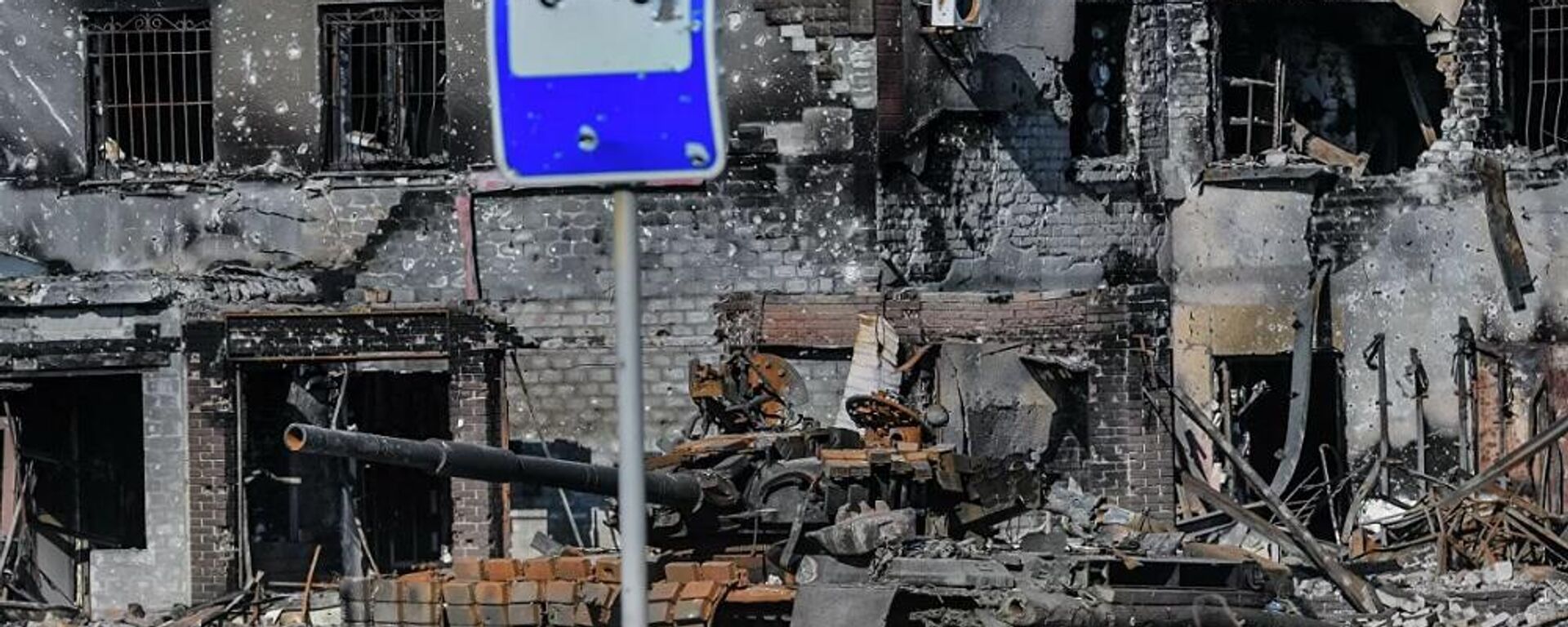Уничтоженный украинский танк на улице в перешедшем под контроль ДНР городе Волноваха - اسپوتنیک افغانستان  , 1920, 18.03.2022