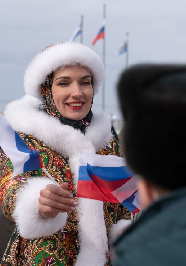 شرکت کنندگان اقدام میهن پرستانه: &quot;برای جهان! برای روسیه! برای رئیس جمهور!&quot; به افتخار جشن روز الحاق کریمه به روسیه در پتروپاولوفسک-کامچاتسکی. - اسپوتنیک افغانستان  