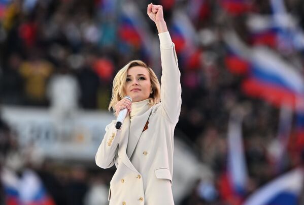 پولینا گاگارینا، آوازخوان محبوب روسیه در مراسم جشن سالگرد الحاق کریمه به روسیه. - اسپوتنیک افغانستان  