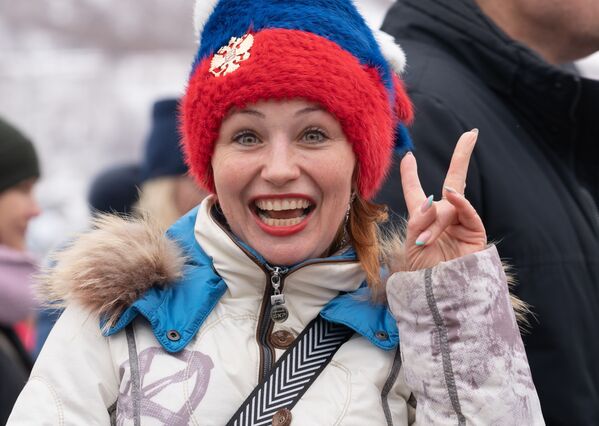 شرکت کنندگان اقدام میهن پرستانه: &quot;برای جهان! برای روسیه! برای رئیس جمهور!&quot; به افتخار جشن روز الحاق کریمه به روسیه در پتروپاولوفسک-کامچاتسکی. - اسپوتنیک افغانستان  