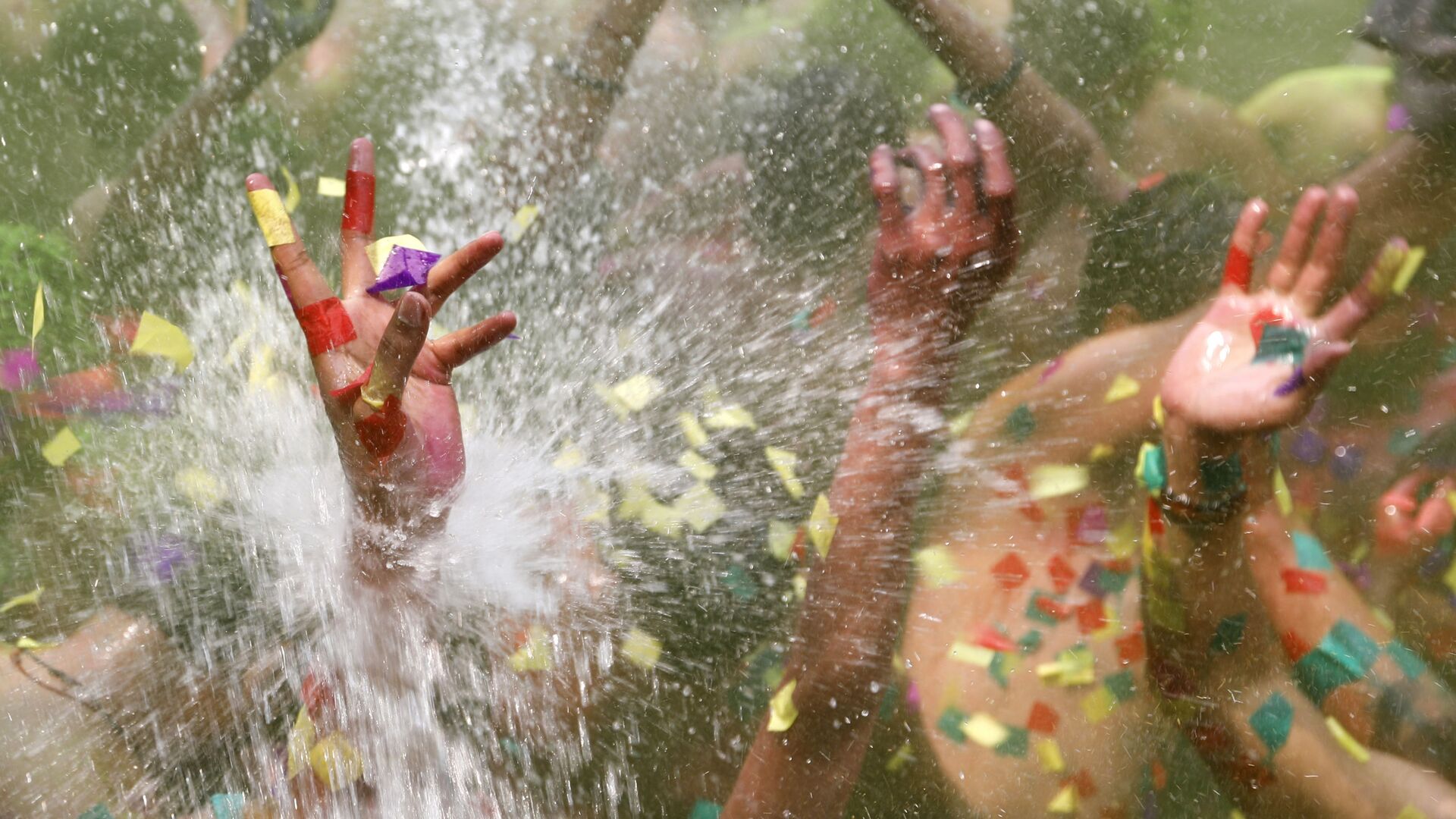 Люди празднуют Холи, индуистский фестиваль красок, в Праяградже на севере Индии - اسپوتنیک افغانستان  , 1920, 30.05.2022