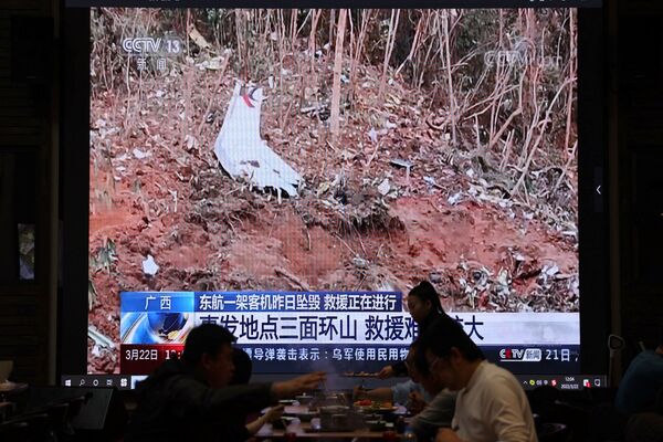 خبر سقوط هواپیما در رستورانی در پکن. بقایای هواپیما در محلی نشان داده می شود که یک هواپیمای بوئینگ 737-800 خطوط هوایی چین شرقی که از کونمینگ به گوانگژو پرواز می کرد در ووژو منطقه خودمختار گوانگشی ژوانگ سقوط کرد. - اسپوتنیک افغانستان  