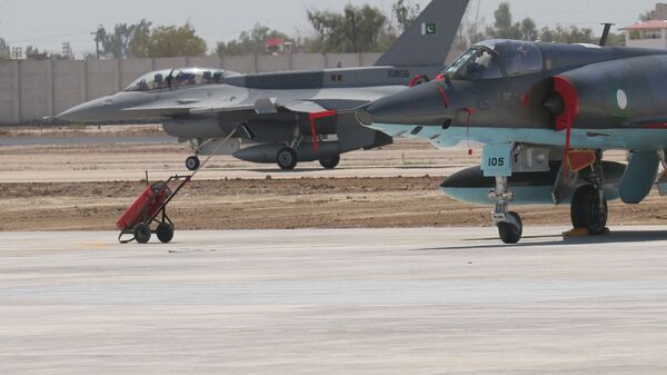 Истребитель Dassault Mirage 5 пакистанских ВВС на фоне F-16 - اسپوتنیک افغانستان  