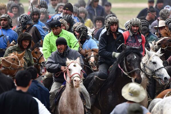 بزکشی ورزش ملی مردمان آسیای میانه و یک بازی سنتی گروهی است که از پشت اسب انجام می‌شود. - اسپوتنیک افغانستان  